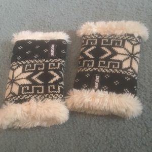 Mukluks black white print gloves